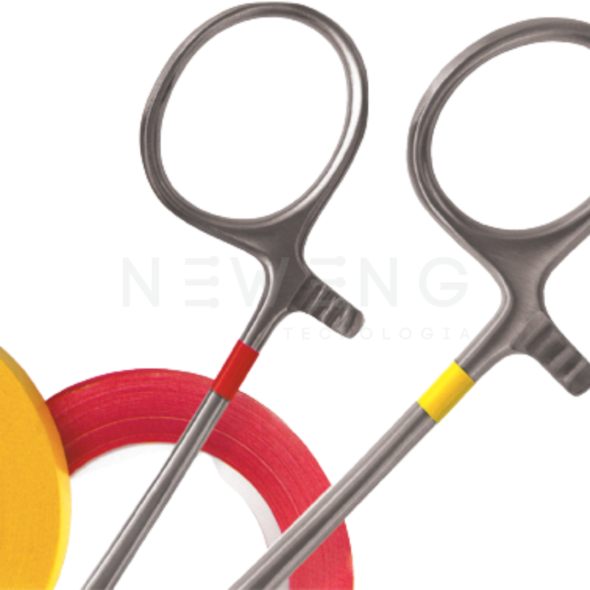 Fotografia de tesoura cirúrgica identificada por fitas identificadoras.